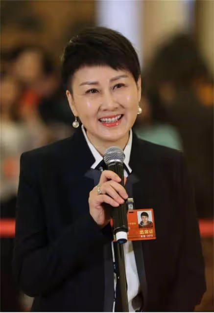 看了60歲的張凱麗,我悟了:頭髮要短,衣要深色,方能睿智優雅