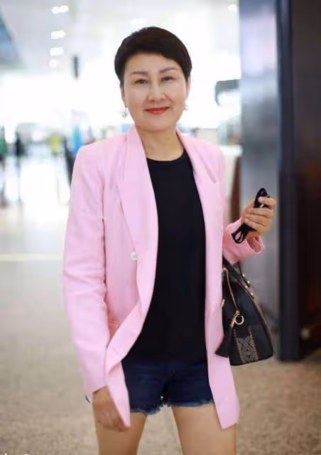 看了60歲的張凱麗,我悟了:頭髮要短,衣要深色,方能睿智優雅