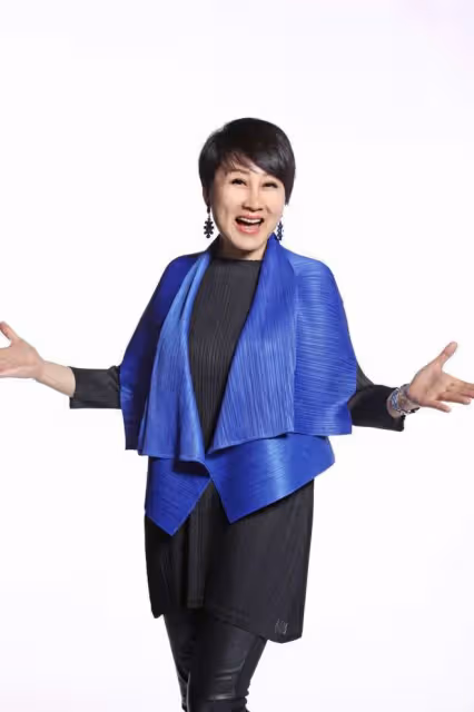 看了60歲的張凱麗,我悟了:頭髮要短,衣要深色,方能睿智優雅