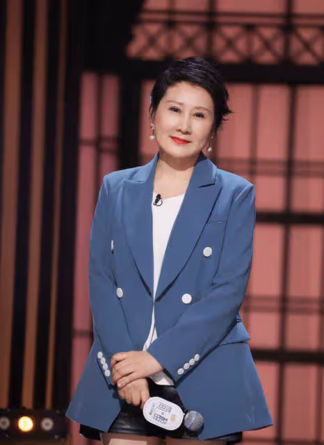 看了60歲的張凱麗,我悟了:頭髮要短,衣要深色,方能睿智優雅
