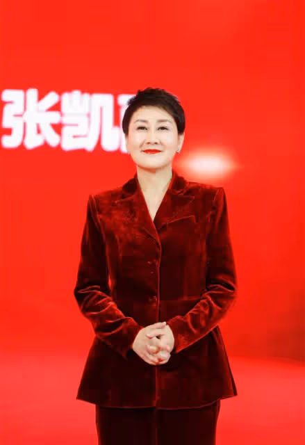 看了60歲的張凱麗,我悟了:頭髮要短,衣要深色,方能睿智優雅