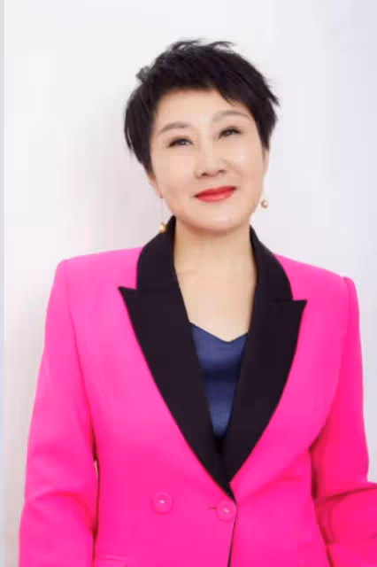 看了60歲的張凱麗,我悟了:頭髮要短,衣要深色,方能睿智優雅