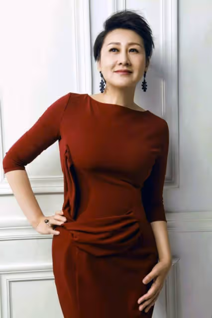 看了60歲的張凱麗,我悟了:頭髮要短,衣要深色,方能睿智優雅