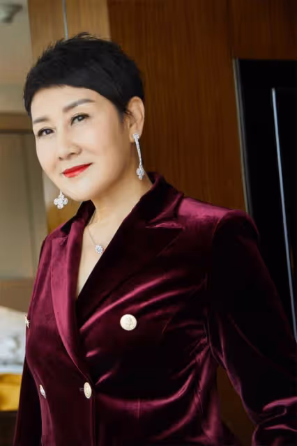 看了60歲的張凱麗,我悟了:頭髮要短,衣要深色,方能睿智優雅