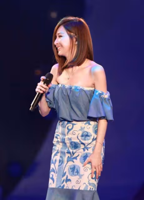 看了40歲王心凌的穿搭,我發現:穿暖色+艷色,真的可以減齡10歲