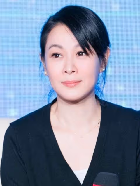 看了劉若英的穿搭,我發現:發蓬鬆、衣穿松,隨意親切又瀟灑