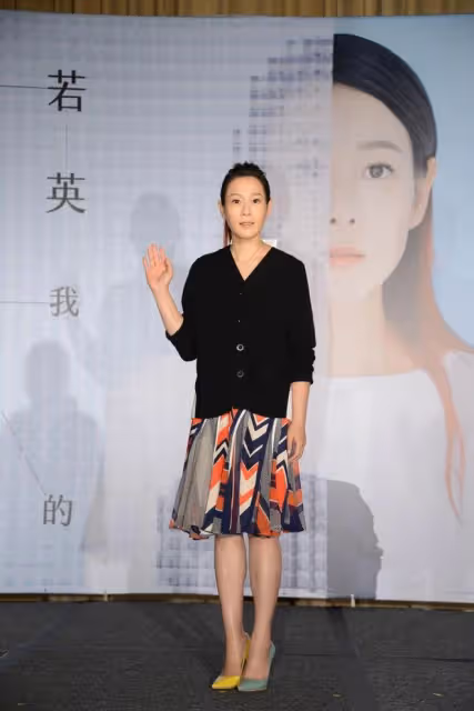 看了劉若英的穿搭,我發現:發蓬鬆、衣穿松,隨意親切又瀟灑