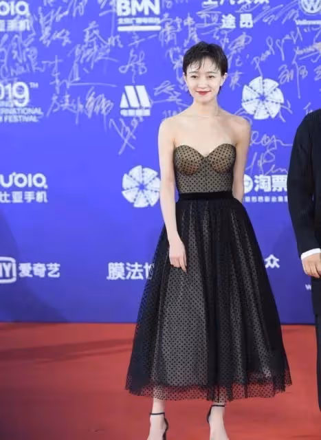 36歲的焦俊艷太會穿,忘穿外套就出門,「厭世臉」太高級