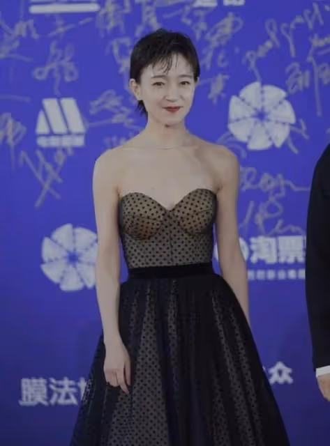 36歲的焦俊艷太會穿,忘穿外套就出門,「厭世臉」太高級