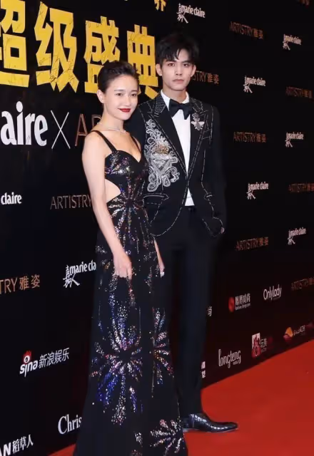 36歲的焦俊艷太會穿,忘穿外套就出門,「厭世臉」太高級