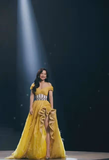 被賈玲的時尚穿搭驚艷到了,她帶火一種穿法黃色禮服紗裙,太美了