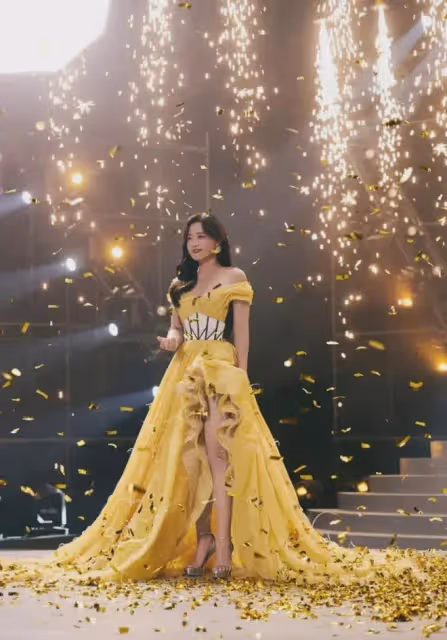 被賈玲的時尚穿搭驚艷到了,她帶火一種穿法黃色禮服紗裙,太美了