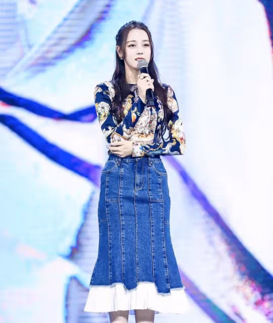 迪麗熱巴就是會穿,綠色條紋襯衫+牛仔短褲,玩轉「下衣失蹤」風