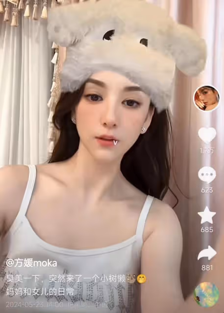 方媛自拍被女兒「偷襲」，希希摟著媽媽不停親親，天生棕發好洋氣