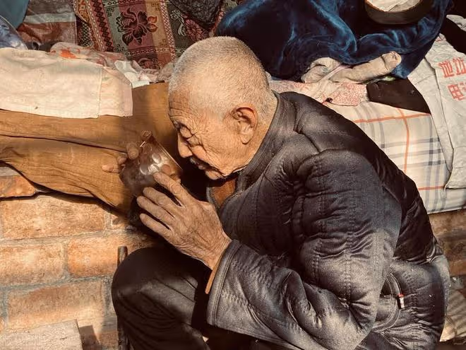 回村看望一位93歲的堂叔公後,我才發現:有些人活得長壽毫無意義