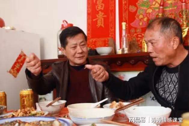 我爸過壽要我出5萬壽禮,返程路上接到銀行簡訊,我瞬間淚崩了
