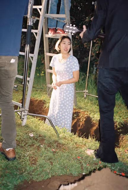 王若琳能唱又會演　一人分飾2角拼了！躺坑還吃土