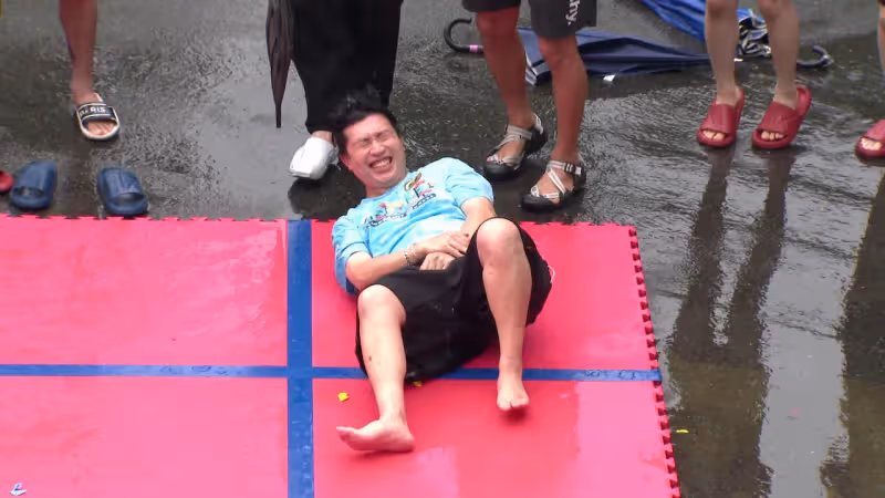 啦啦隊2女神來訪　江宏傑竟然躺下來