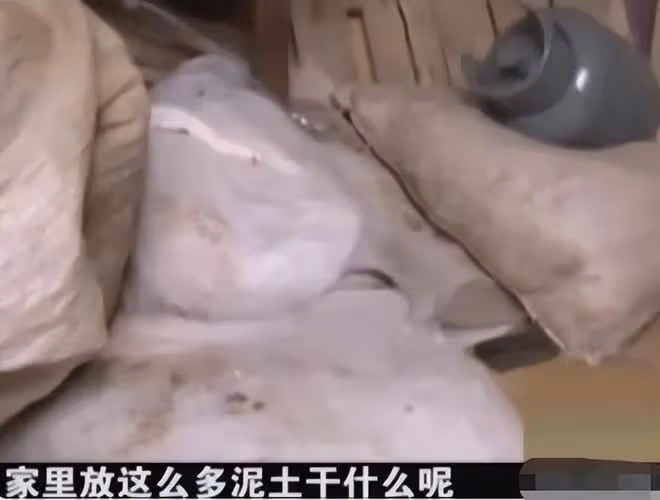 2013年女童離奇失蹤,警方在母親同事家找到16袋土,打開發現貓膩