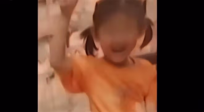 2013年女童離奇失蹤,警方在母親同事家找到16袋土,打開發現貓膩