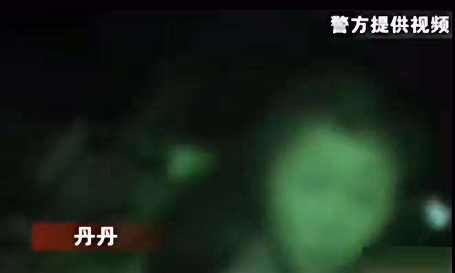 2013年女童離奇失蹤,警方在母親同事家找到16袋土,打開發現貓膩