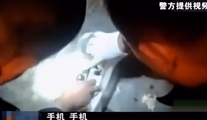 2013年女童離奇失蹤,警方在母親同事家找到16袋土,打開發現貓膩