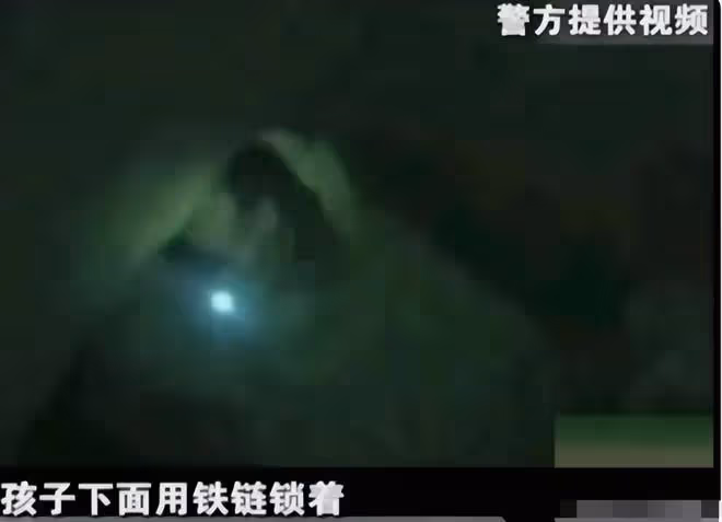 2013年女童離奇失蹤,警方在母親同事家找到16袋土,打開發現貓膩