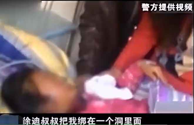 2013年女童離奇失蹤,警方在母親同事家找到16袋土,打開發現貓膩