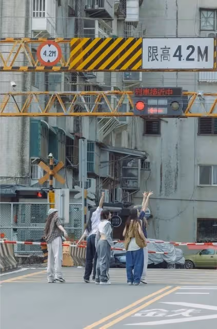跟著NewJeans MV打卡台灣！富錦街店家、萬華天橋、礁溪平交道全入鏡
