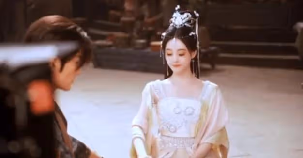 《月紅篇》開播，楊冪濾鏡太重，郭曉婷演技尷尬，胡連馨撞臉多人