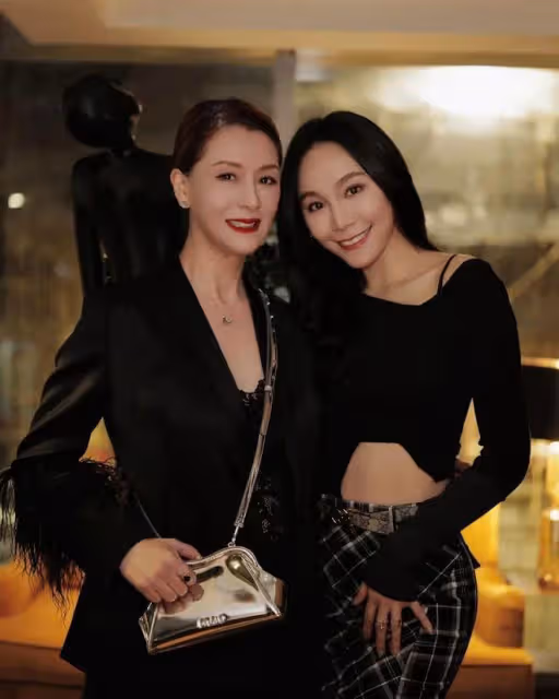34歲TVB女星大曬藍色比基尼,火辣身材獲贊!與某艷星竟是姑侄
