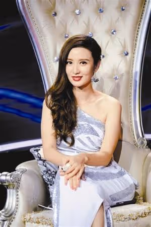 張萌陪女兒出國參加夏令營,學費近兩萬,小小萌富養長大卻很懂事