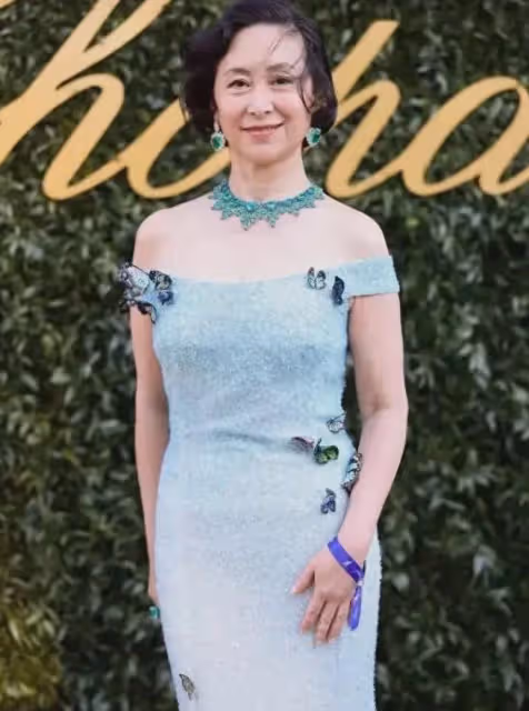 61歲何超瓊坎城走紅毯,佩戴千萬翡翠太吸睛,手指短又粗引熱議!