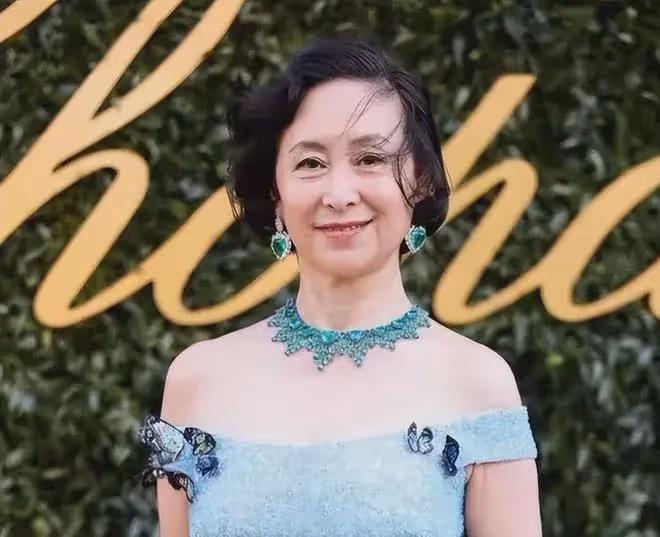 61歲何超瓊坎城走紅毯,佩戴千萬翡翠太吸睛,手指短又粗引熱議!