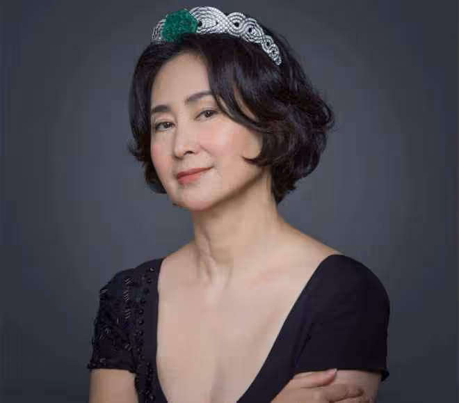 61歲何超瓊坎城走紅毯,佩戴千萬翡翠太吸睛,手指短又粗引熱議!