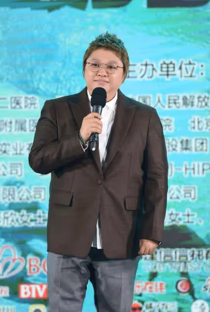 韓紅不是男人婆也不是女漢子,而是大女人,穿對了衣服知性又幹練