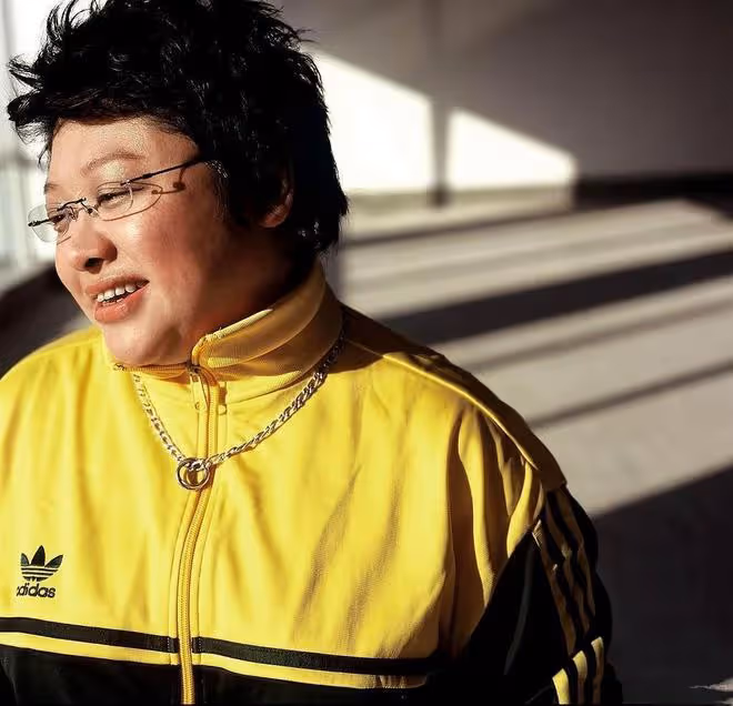 韓紅不是男人婆也不是女漢子,而是大女人,穿對了衣服知性又幹練