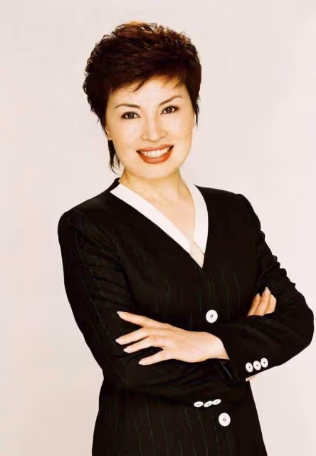韓紅不是男人婆也不是女漢子,而是大女人,穿對了衣服知性又幹練
