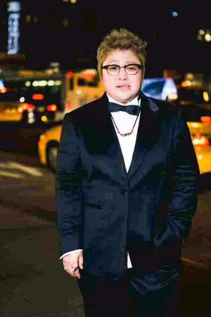 韓紅不是男人婆也不是女漢子,而是大女人,穿對了衣服知性又幹練