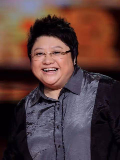韓紅不是男人婆也不是女漢子,而是大女人,穿對了衣服知性又幹練