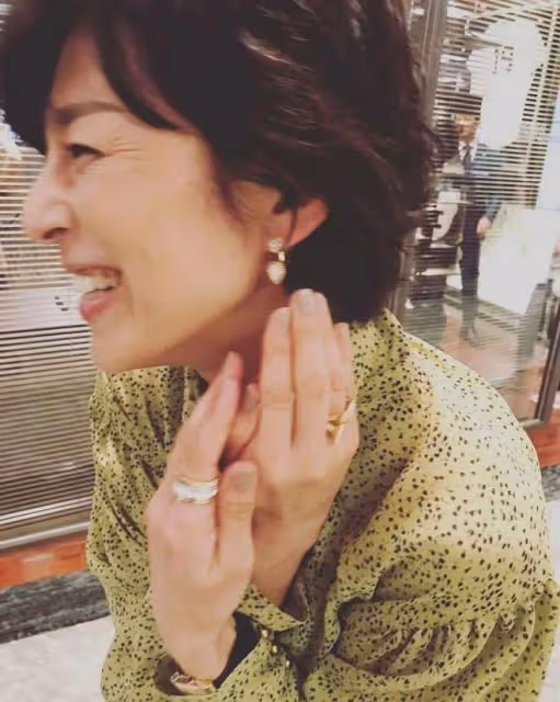 鈴木保奈美自然老去的樣子真美,尤其是配飾好會搭配,優雅又帥氣