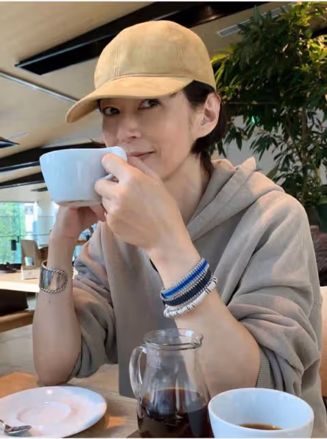 鈴木保奈美自然老去的樣子真美,尤其是配飾好會搭配,優雅又帥氣