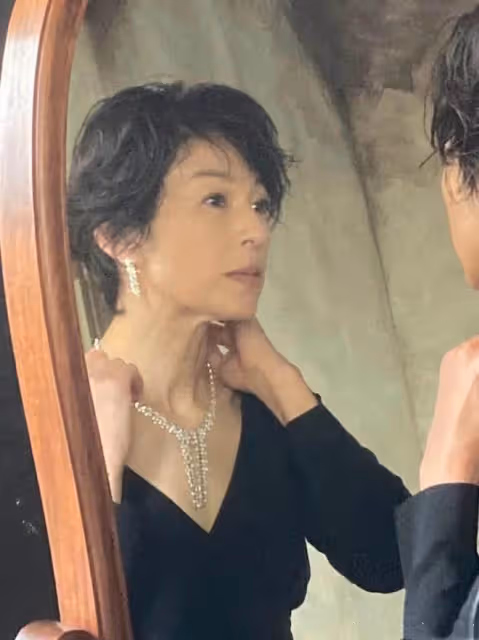 鈴木保奈美自然老去的樣子真美,尤其是配飾好會搭配,優雅又帥氣