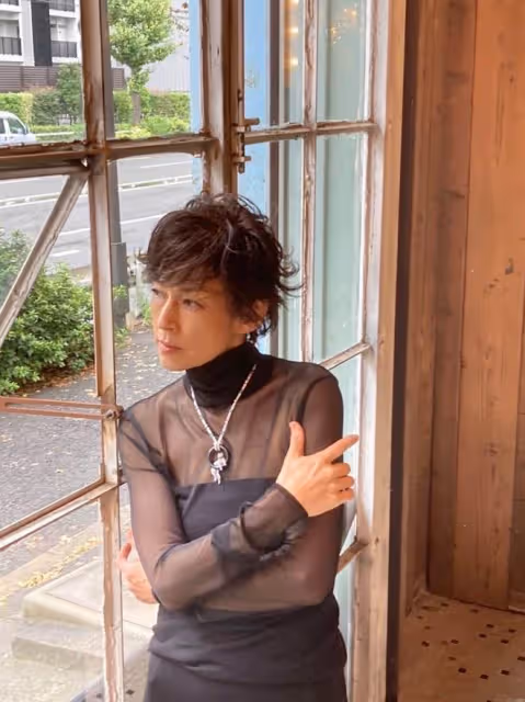 鈴木保奈美自然老去的樣子真美,尤其是配飾好會搭配,優雅又帥氣