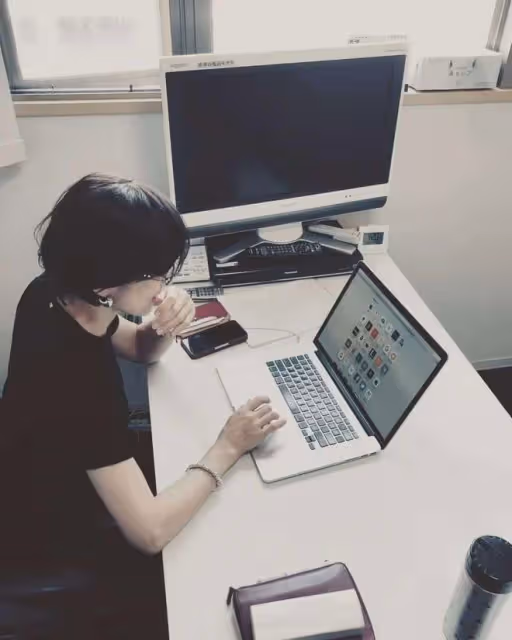 鈴木保奈美自然老去的樣子真美,尤其是配飾好會搭配,優雅又帥氣