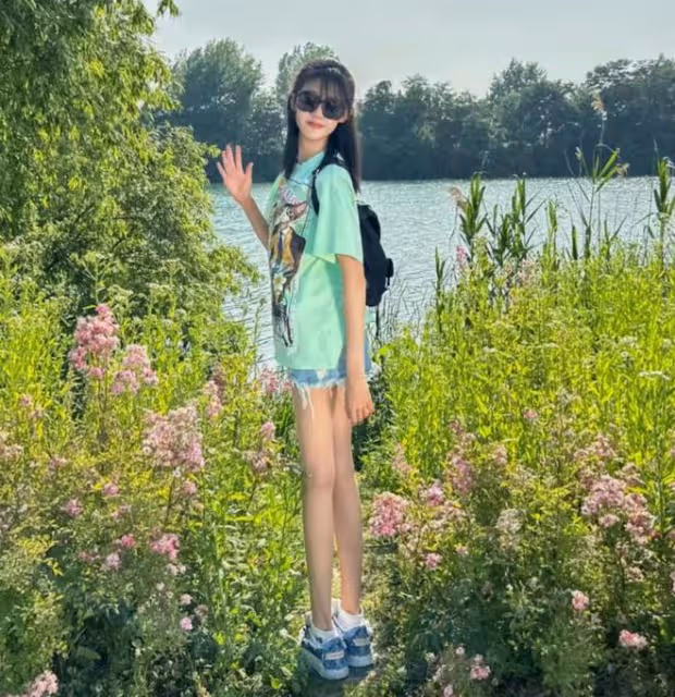 陸毅倆女兒近照曝光,貝兒和妹妹長成「雙胞胎」,同款麻杆腿搶鏡