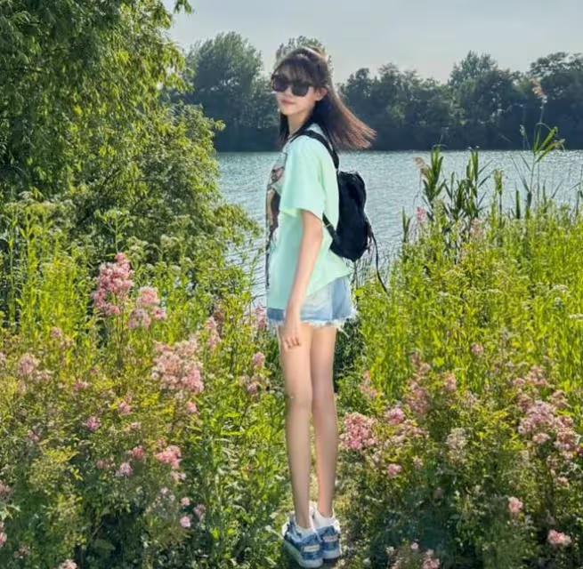 陸毅倆女兒近照曝光,貝兒和妹妹長成「雙胞胎」,同款麻杆腿搶鏡