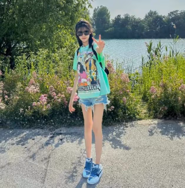 陸毅倆女兒近照曝光,貝兒和妹妹長成「雙胞胎」,同款麻杆腿搶鏡