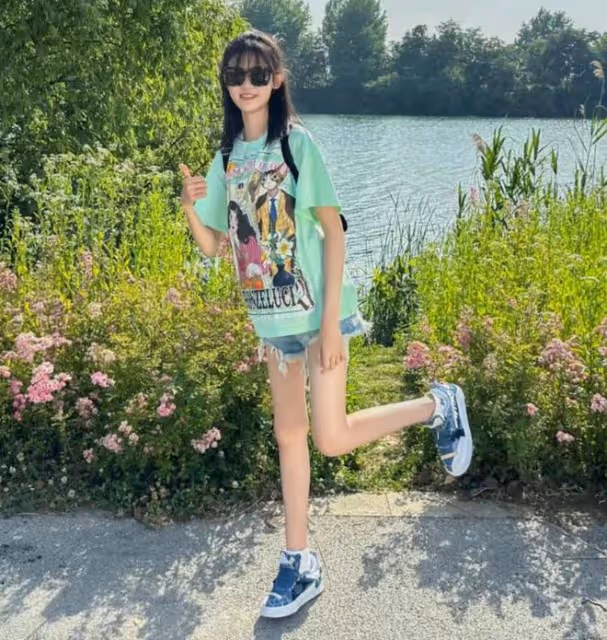 陸毅倆女兒近照曝光,貝兒和妹妹長成「雙胞胎」,同款麻杆腿搶鏡