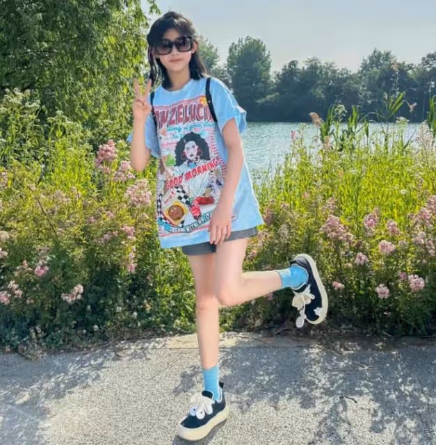 陸毅倆女兒近照曝光,貝兒和妹妹長成「雙胞胎」,同款麻杆腿搶鏡
